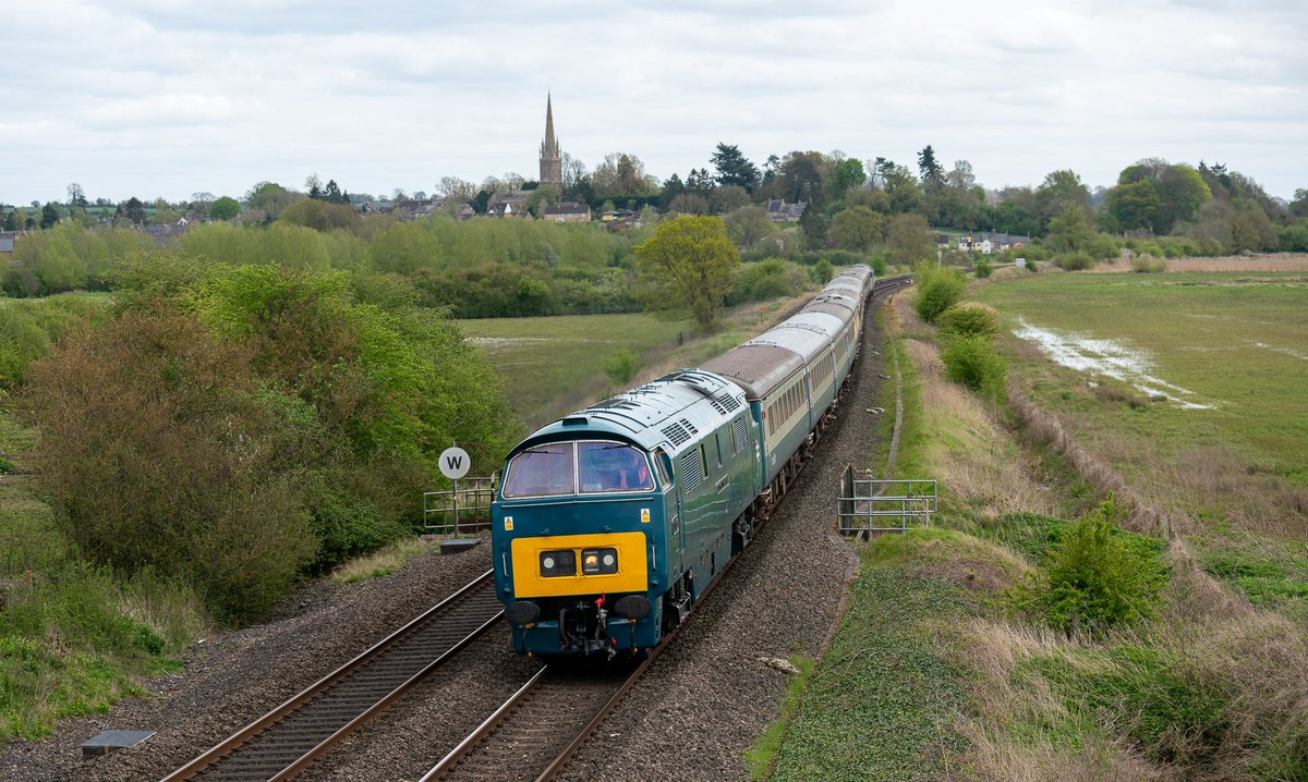 My take on the western at King's Sutton D1015 Western Champion heads 1z56 1352 London Paddington to Birmingham New street #Western #westernonsunday #Kingssutton