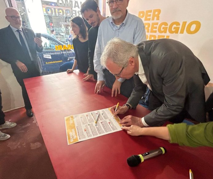 ClaudioGuidetti's tweet photo. Ieri mattina, con Marco Massari e insieme a tutta la coalizione che lo sostiene, abbiamo presentato e sottoscritto il patto per la città in 10 punti. 

Il vero cambiamento a Reggio Emilia non è a destra ma nella nuova coalizione di csx allargata ai valori riformisti e liberali rappresentati da @Azione_it Reggio Emilia. Per la prima volta nella nostra città la coalizione è guidata da un candidato a Sindaco civico e indipendente, Marco Massari, medico e primario. La sua capacità di affrontare con pragmatismo e senza pregiudizi ideologici i problemi che pone la città è un elemento di primaria importanza. Marco Massari rappresenta la continuità politica in città, allargata al mondo riformista e liberale di @AzioneRE ma in netta discontinuità amministrativa negli ambiti delle criticità rilevate e di continuità e protezione delle tante cose buone fatte dal Sindaco uscente @lucavecchi72

Il fatto che Marco Massari sia stato indicato dal Pd Reggio Emilia non toglie nulla alla sua estrazione civica e alla qualità del suo agire. La neutralità in politica non esiste. 

Azione Reggio Emilia, dal canto suo, ha deciso con serietà, coerenza, e determinazione di misurarsi con il proprio consenso presentando una propria lista autonoma con i propri simboli di partito a sostegno della candidatura a Sindaco di Marco Massari. 

Le case si costruiscono dalle fondamenta e sul buon terreno e questo è il metodo corretto per costruire il partito senza fuggire dal giudizio del lavoro svolto e delle proposte per la città. Le scorciatoie, le alchimie o le opzioni prefabbricate ai soli fini di raggiungere un posto, non ha mai prodotto grandi risultati nel lungo termine. Anzi, il contrario a danno del bene comune. 

Tra pochissimi mesi si svolgeranno le elezioni regionali e non sono un appuntamento politico da trascurare o da ritenere disgiunto dagli esiti delle attuali amministrative nel capoluogo della terza provincia in Regione.

Azione ha una precisa idea e visione di futuro.

Avanti!

#siamoreggio #MarcoMassariSindaco
