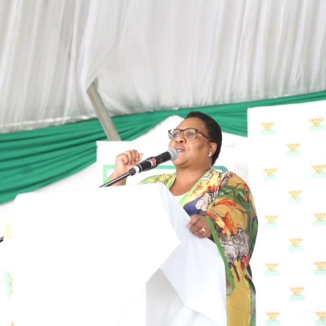DOAgov_ZA's tweet photo. In her remarks, Minister Didiza said: "This title deeds handover is a testament that when former president Nelson Mandela promised to bring back the land to the rightful owners, it was no lie. 

Today, we are showing others who once claimed back their land that land restoration https://t.co/AlE814piw7