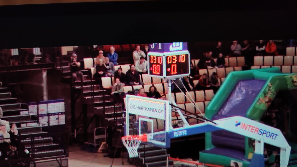 Omien silmien mukaan Korihailla olisi pitänyt olla kolme sekuntia kellossa viimeiseen hyökkäykseen. Nyt sinne laitettiin kaksi.

Pieniä asioita, mutta tuossa tilanteessa mahdollisesti ratkaisevia.

#Korisliiga