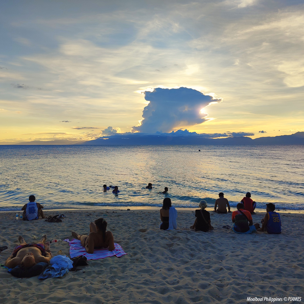 Island Life Therapy: 5:02pm Before the sunset, a large anvil shaped cumulus cloud helped to hide the sun - Xiaomi 13T: Moalboal Cebu, The Philippines #ThePhotoHour #TheStormHour #travelphotography #bantayanisland #bantayan #photography @TourismPHL #sunset #ocean #beachlife