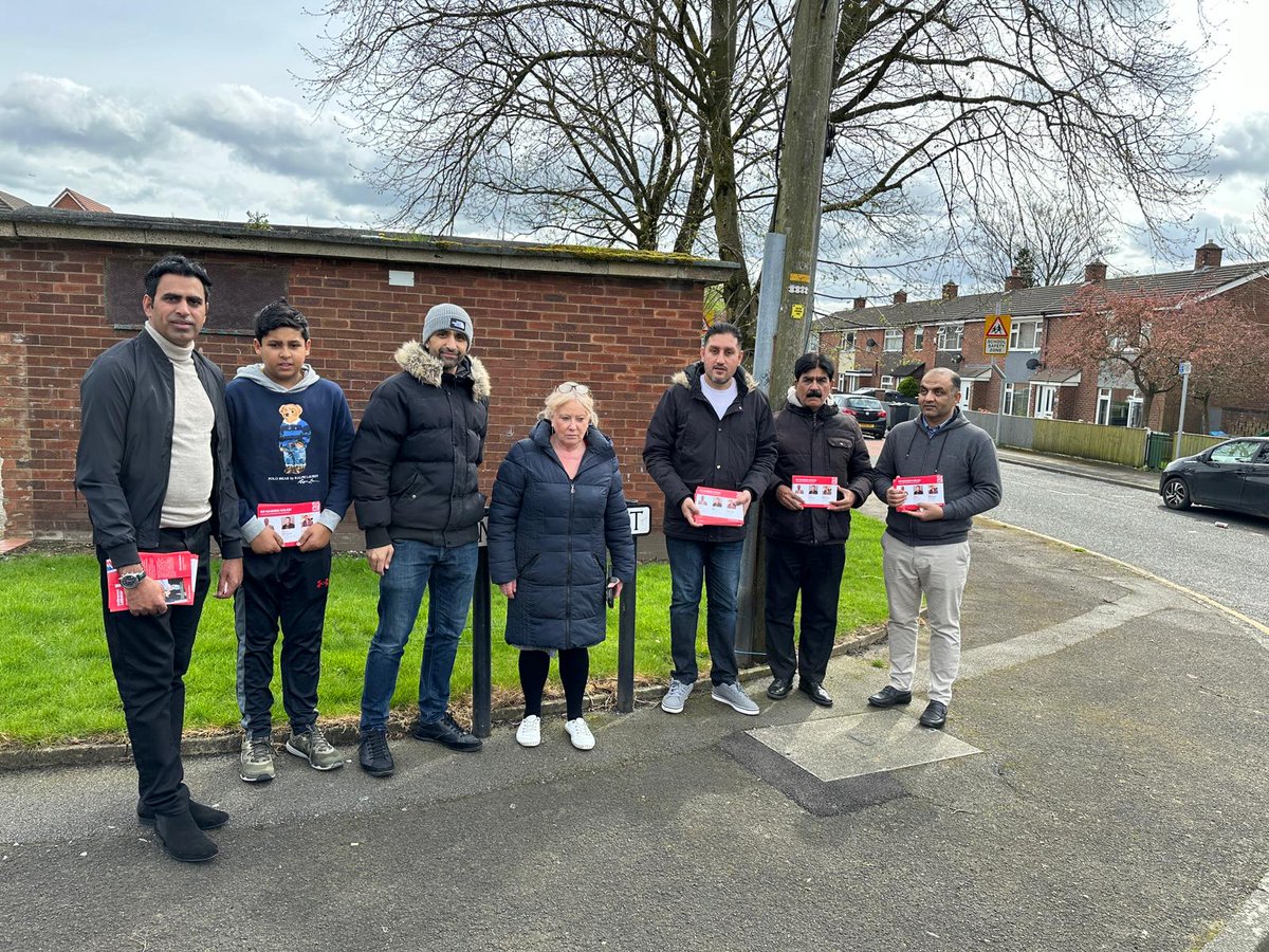 #Teamhollinwood out for campaigning earlier today in Ward while doing doorknocking in different areas. Keeping up the great work connecting with voters at their doorsteps. @oldhamlabour @ChauhanZahid @CllrFida @s1saj