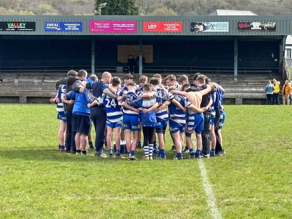 Sunday afternoon rugby is the future for the older junior teams. Great crowd and even better rugby. Well done to both our under 15s and @TrebanosU15s for treating us to a brilliant game. Da iawn👏🔵