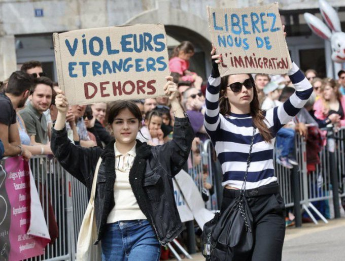 🇫🇷  Last Sunday, 7 April
Two teenage activists from the Identitarian women's group, Collectif Némésis, held up placards during a festival in the city of Besançon.
The placards read:
'Free us from immigration'
'Deport foreign rapists'

The response of the Green Party mayor of…