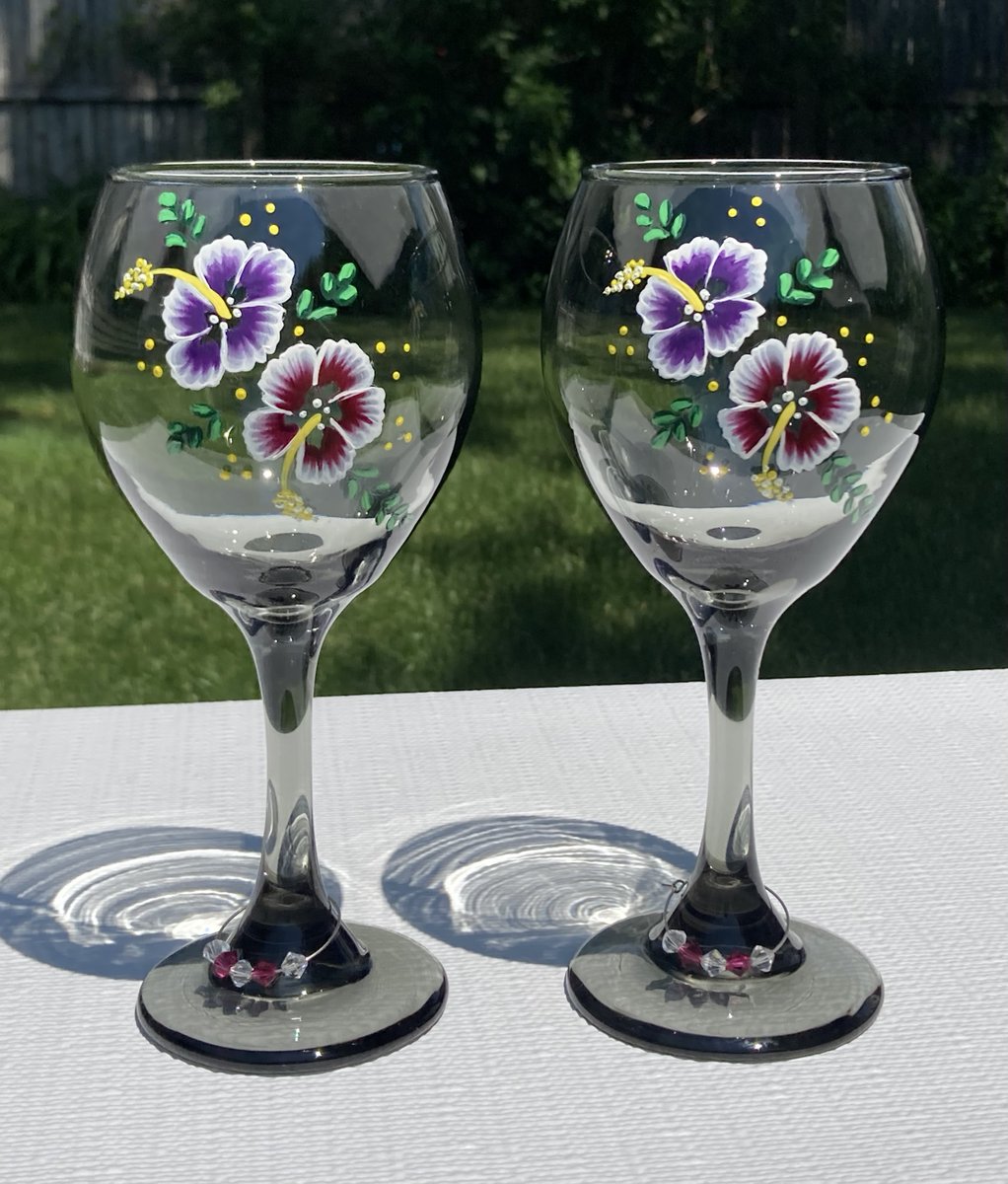 These eye catching wine glasses will make a great gift etsy.com/listing/122463… #wineglasses #giftideas #etsy #SMILEtt23 #CraftBizParty #mothersdaygift #etsyshop