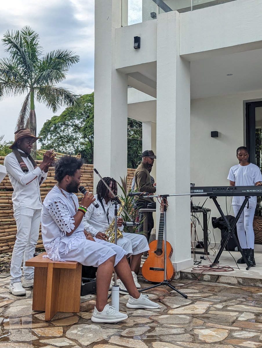Nous avons eu une belle prestation ce soir à l' occasion de l' ouverture de asha la villa hôtel #ashalavilla 
Merci beaucoup Aux artistes qui m'ont accompagné @Answer_Jonathan <a href="/DaniellaMpabuka/">Daniella Mpabuka</a>  , merci beaucoup ma sœur <a href="/sha624/">Bitibiza Muongo</a> pour la confiance