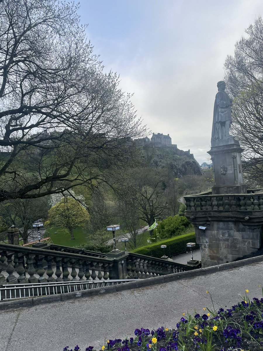 kmitchell0390's tweet photo. Continue to feel so lucky to be part of the @CDPConnect community. A brilliant event in Oxford this week which focused on ‘collections as data’..and a stay at New College…and now, Caledonia is calling (🥹)for a really exciting ‘making exhibitions’ event in Edinburgh. 💙#phdlife https://t.co/jSie6Zpis1