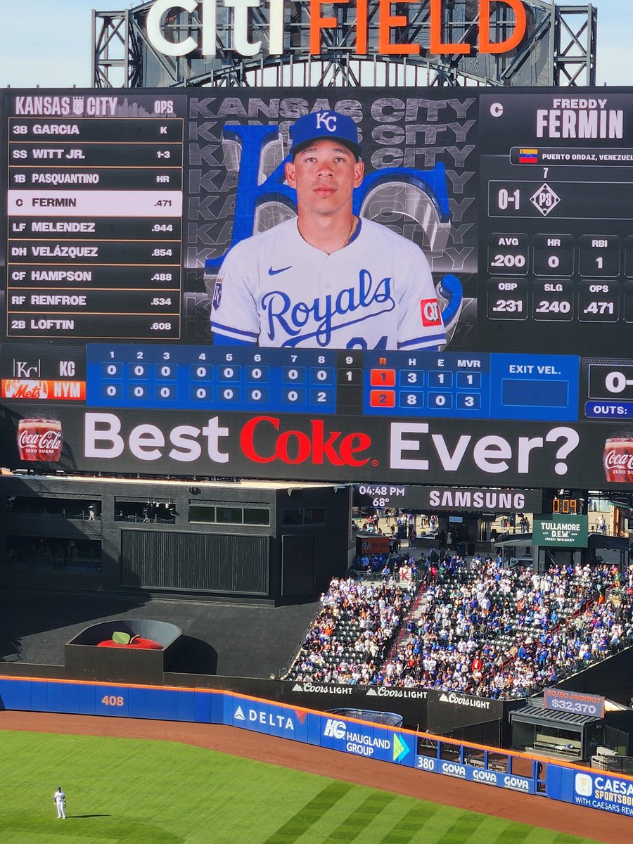 DropFive0's tweet photo. On Gooden day really? @Mets 😂😂 https://t.co/K1JHJC9aLy