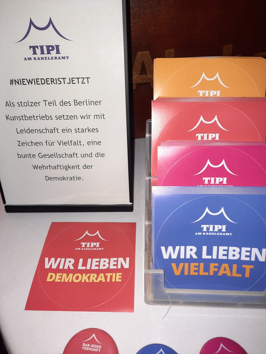 Wichtige Botschaft aus dem Berliner Kulturbetrieb vom #TIPI am Kanzleramt für #Vielfalt und die Wehrhaftigkeit der Demokratie. 🙏 #NieWiederIstJetzt