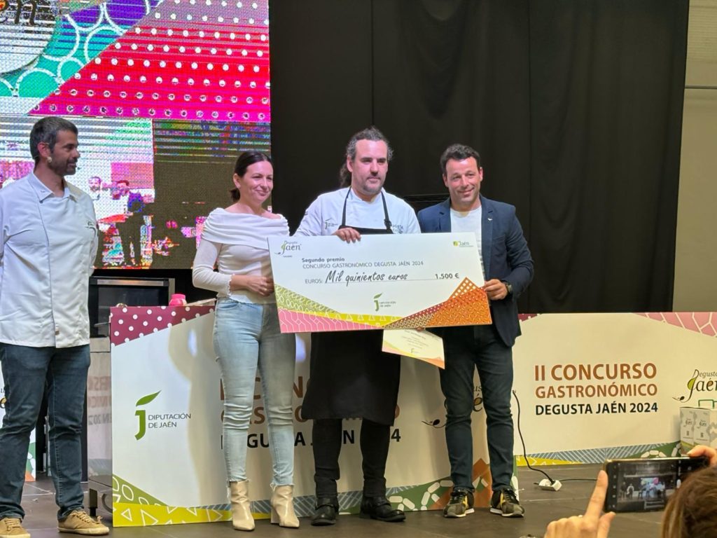 Alan Triñanes, chef del restaurante Macorina de #Cazorla, gana el concurso gastronómico @DegustaJaen almadepueblos.es/alan-trinanes-… @dipujaen @FERIASJAEN #Jaén