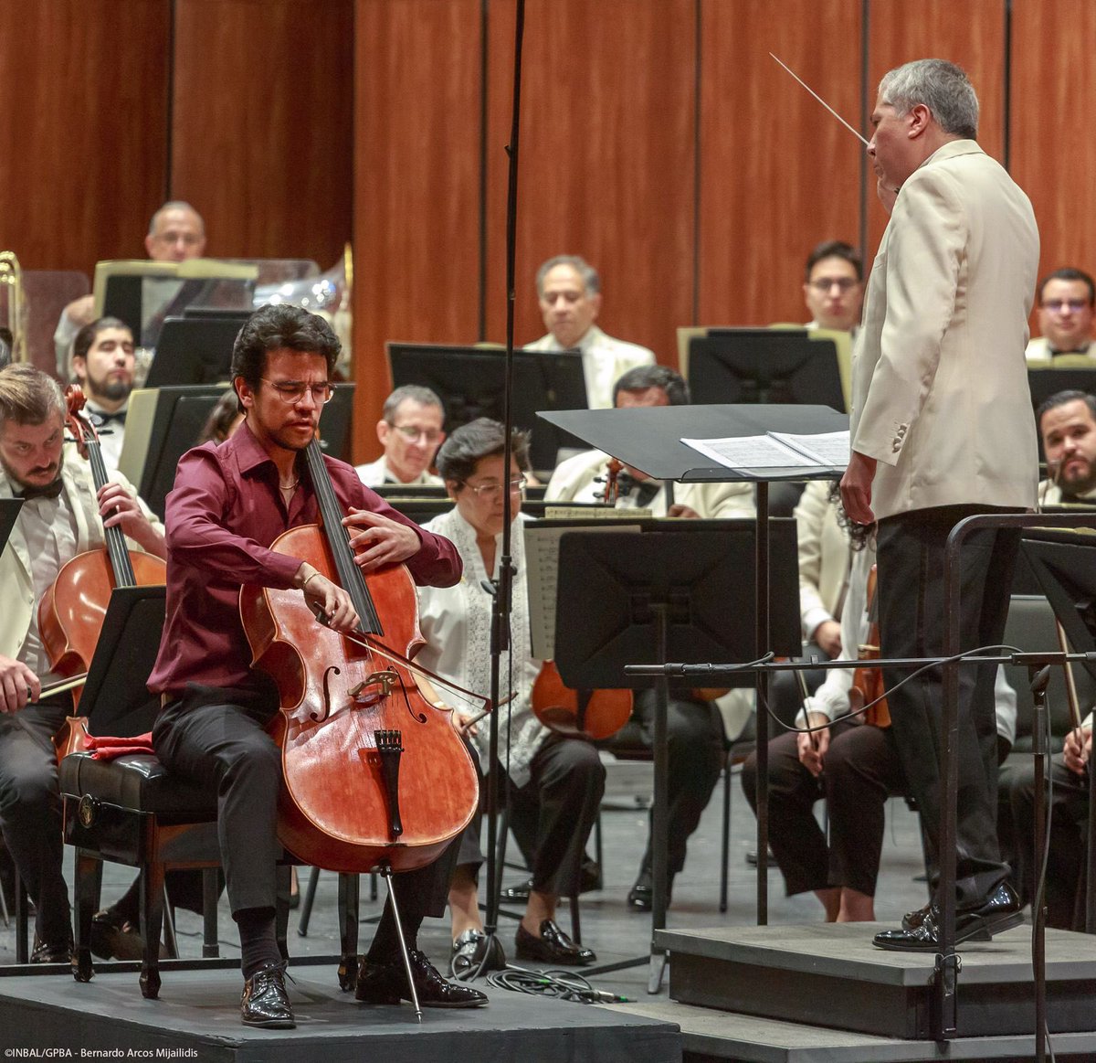 #90AniversarioPBA
La @OSN_MX del @bellasartesinba presentó el concierto ‘Expediente Brahms: Tercera sinfonía’, el cual corresponde a su Primera Temporada 2024, bajo la batuta del director artístico @ludwigcarrasco y con la gran ejecución de Rolando Fernández en el violonchelo.