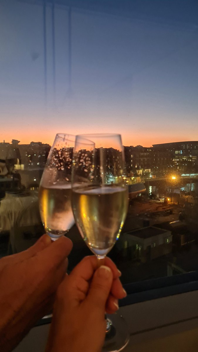 Lomareissulla tultiin hotelliin ja huoneessa odotti pyllo kuohuvaa ja Hyvää hääpäivää -kortti. No, hääpäivä ei ole lähelläkään, mutta mikään ei estä viettämästä #hääpäivä'ä, kun siihen on oiva tilaisuus ja erityisesti silloin, kun se ei edes tule mieleen 🤩