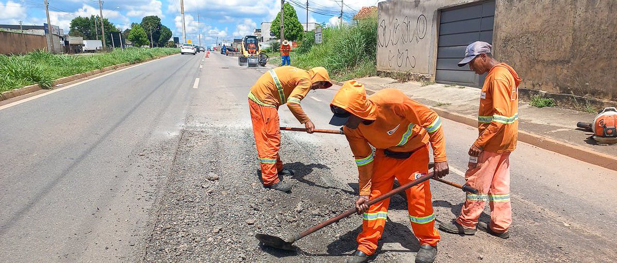 Os trabalhos em Goiás seguem a todo vapor! 💪🦺 As equipes do DNIT atuaram com serviços de tapa-buracos entre os km 40 e 41, em Aparecida de Goiás. Confira! ⤵️