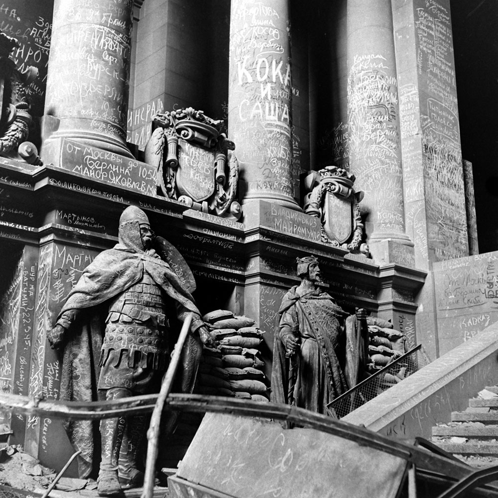 hedoi_etxarte's tweet photo. El monumento urbano que enaltece al fascismo más grande de Europa está en Pamplona y el PSOE no lo quiere tocar, lo quiere resignificar.
Concibo una resignificación a lo Berlín 1945: demoler hasta la ruina, pintarrajear ofendiendo al fascismo y deteriorar.
https://t.co/cUZuabXMo7 https://t.co/9L5acRJ4Qo