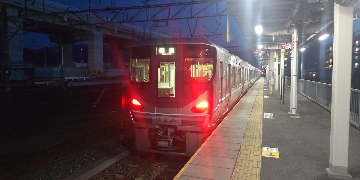 昨夜，JR敦賀(つるが)駅で撮影した列車

①683系4000番台B31編成　特急「サンダーバード」
②681系W12編成　特急「しらさぎ」
③W7系W10編成　新幹線「つるぎ」
④225系0番台U1編成