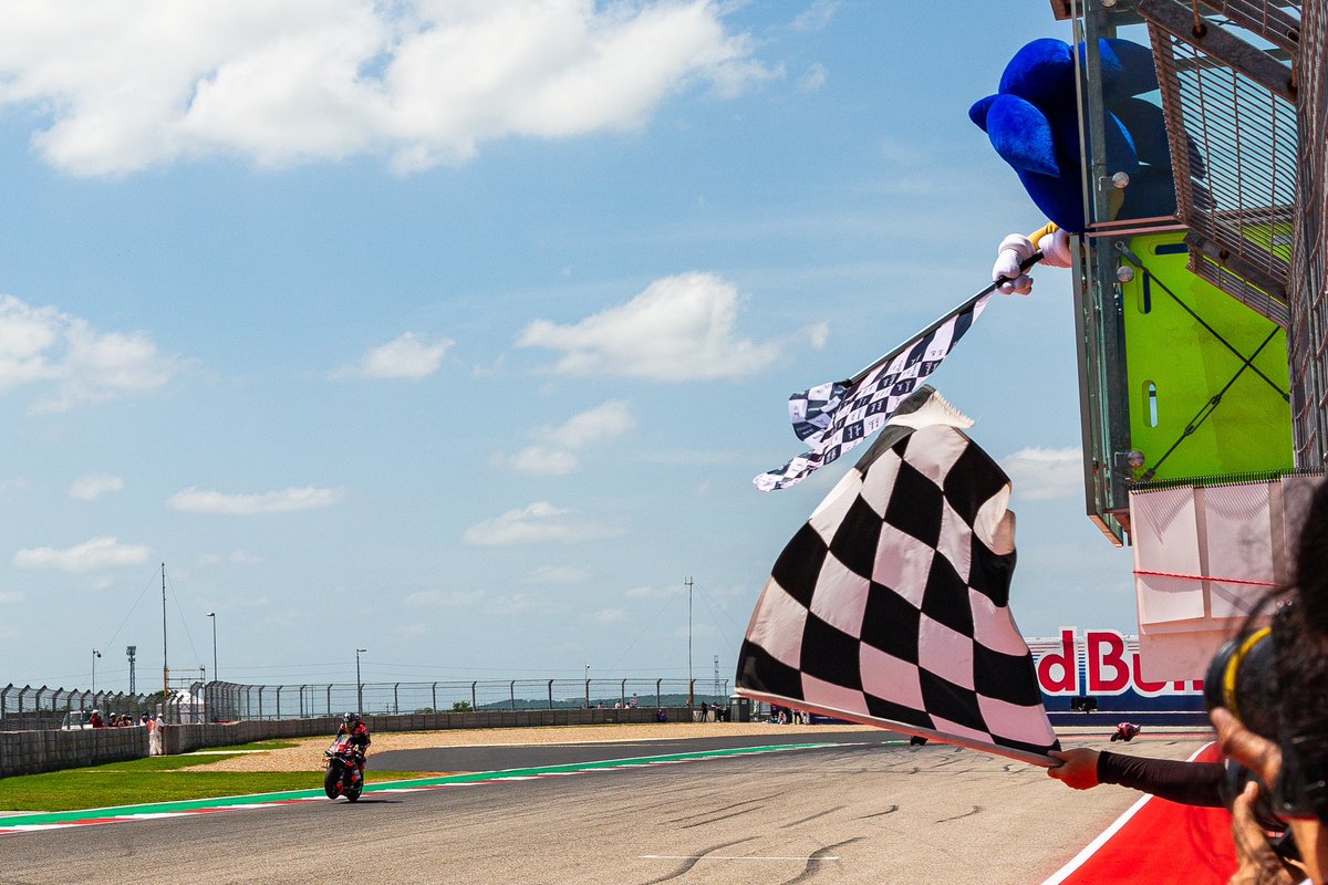 A record setting race with @motogp 🏁 Maverick Viñales becomes the first rider to win with 3 different manufacturers in the #MotoGP era! #AmericasGP 🇺🇸