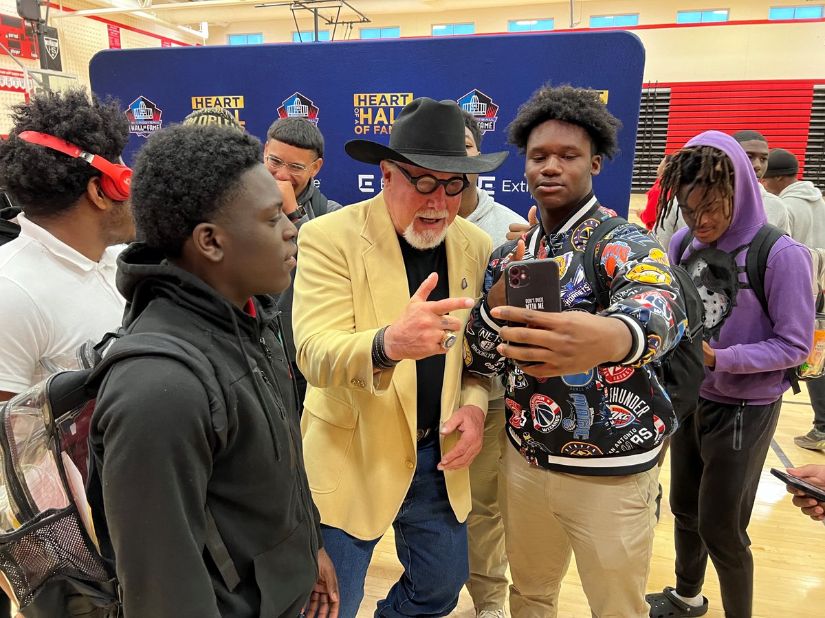 Last week, @NFL Legend Randy White met with students at Skyline High School to share what it takes to achieve success on & off the field. Learn more about the @ProFootballHOF's Heart of a Hall of Famer Program Connected by Extreme: extremenetworks.com/solutions/spor… #HoFValues