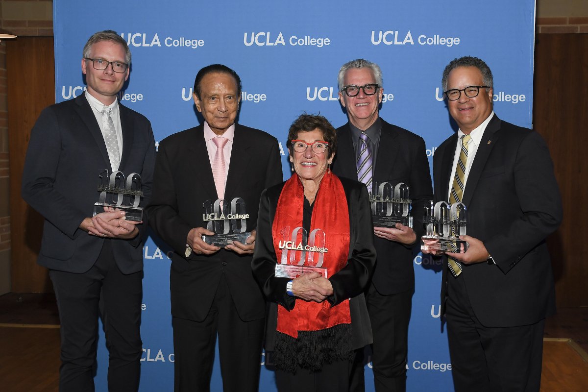 The @UCLACollege recently honored five remarkable supporters and presented them with the @UCLA College 100 Visionary Award. Honorees included alumni Matthew Harris, Marcie Rothman and Peter Taylor. Read more here: ow.ly/f3G450RaZ4S. #BruinProud