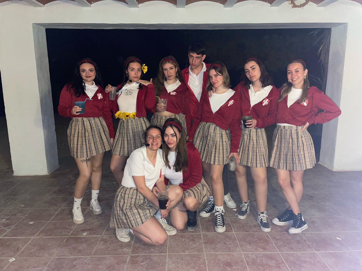 raamoondh21's tweet photo. ayer literalmente cumpliendo mi sueño de la infancia y evidentemente ganamos porque nadie pasa de nuestra esquina 💋 https://t.co/ps0tDcxo5r