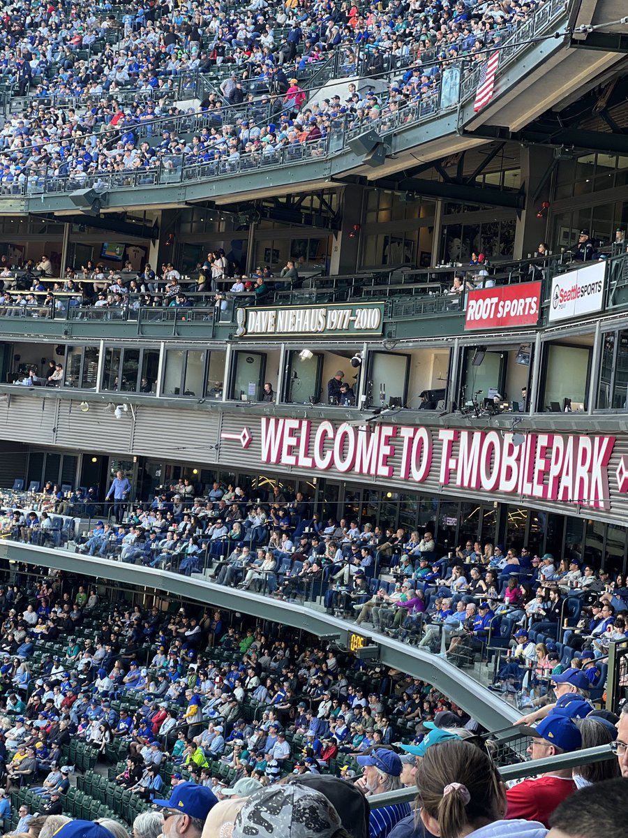 KevinMobley1's tweet photo. I see you ⁦@WatchMarquee⁩ !  Hello from 234 my guys! #gocubsgo https://t.co/kqtbqOopOA