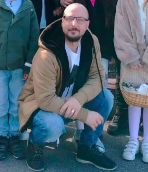 YveK22's tweet photo. Vergangene Woche wurde in Schweden der 39 Jahre alte Mikael Janicki getötet. Mikael war mit seinem 12 Jahre alten Sohn mit den Fahrrädern auf dem Weg ins Schwimmbad, als sie auf eine Gruppe arabischer Migranten trafen.
Vater und Sohn wurden angegriffen. Mikael wollte seinen Sohn beschützen und versuchte, einem der Männer eine Waffe abzunehmen. Der 29 jährige Abdullah, ein arabischer Migrant, schoss Mikael vor den Augen seines 12 jährigen Sohnes ins Gesicht. Er starb später im Krankenhaus.
Gestern war die Trauerfeier für Mikael, an der auch sein Sohn, der nun unter Polizeischutz steht, teilnahm.

Links, das Opfer Mikael. Rechts der Abschaum, der einen Vater vor den Augen seines Sohnes getötet hat.

Ich wiederhole mich. Wir haben in Europa, bis auf wenige Ausnahmen, ein Problem mit gewaltbereiten Migranten aus dem islamischen Kulturkreis. Wenn wir das nicht lösen, und das Wahl der Mittel ist in solchen Fällen die Remigration, können wir uns von unserer freien Welt verabschieden.