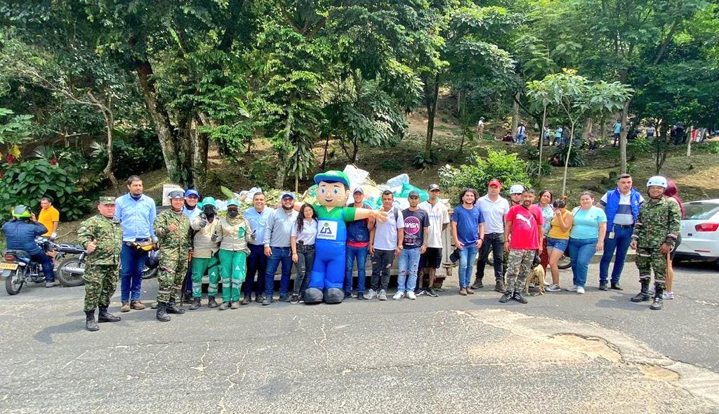 Mejorar los entornos también es seguridad y por eso nuestros soldados del Batallón Rooke de la #SextaBrigada, se unieron a una jornada de embellecimiento con la comunidad aledaña al cerro Pan de Azúcar de la ciudad de Ibagué - #Tolima. #SoldadoEsServicioSocial