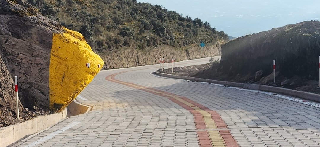 Esta obra es de la Prefectura de Pichincha y su titular @PaolaPabonC, dará la vuelta al mundo por décadas, como meme o 'joyas de la ingeniería' .