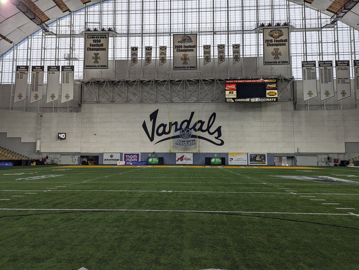 Had a amazing time at @VandalFootball this weekend. It was great meeting the staff and getting a tour of the facilities. Thank you @Coach_HunterH for inviting me out! @Coach_Eck @MattLinehan_10 @jason247scout