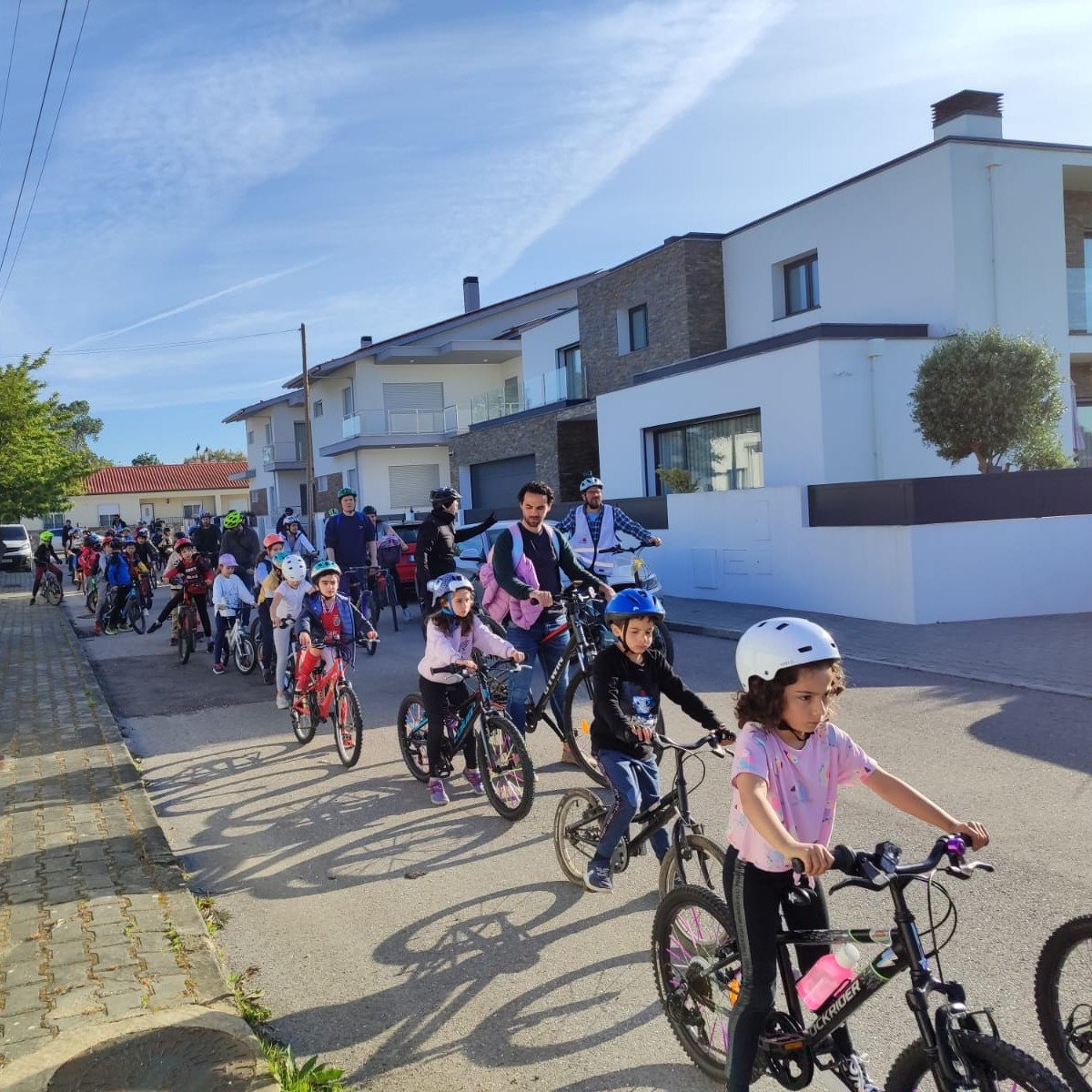 Arrancaram os comboios de bicicletas em Parceiros, Leiria, com mais de 40 crianças! É uma iniciativa da CMLeiria, a experimentar uma dinâmica periurbana. Inscrições para esta e outras escolas de Leiria em cicloexpresso.pt/inscricoes/lei…