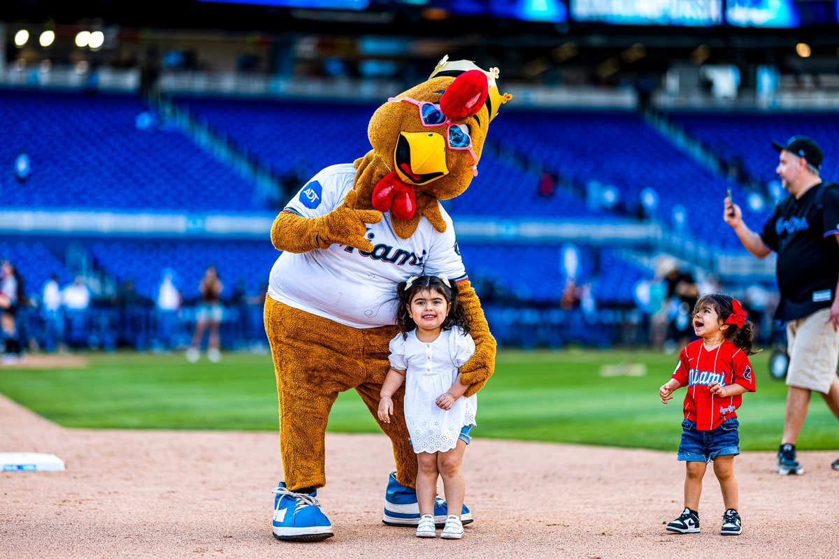To be a kid again. 🥹 Diamond Dash presented by @UMiamiHealth is a Sunday tradition. See you at the next one on April 28: marlins.com/tix