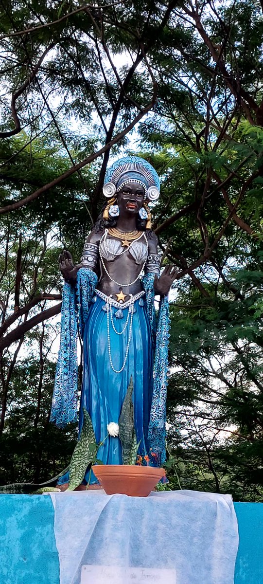 lindo ver as lideranças religiosas de matriz africana celebrando a nova estátua de Iemanjá. Terreiros em the são resistência. E como a mãe da águas ensina, atravessar tempestades te deixa mais forte. Odoya Iemanja.