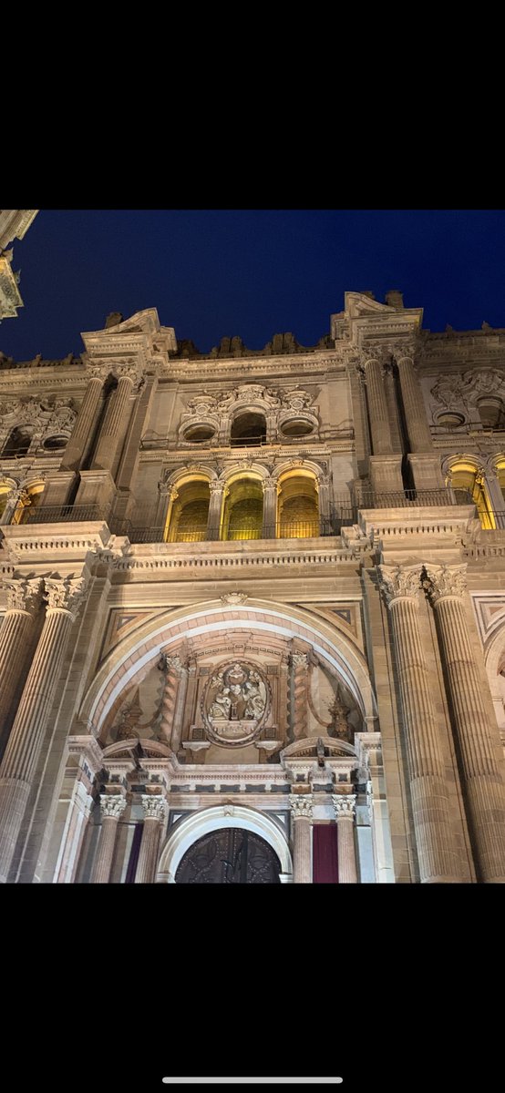 Carla_geometr's tweet photo. Mientras doy un paseo por el centro veo que en la catedral encontramos mucha geometría, ¿ serán semejantes estas columnas? 🤔💭 #didgeometria3E #semejanzas3E #geometriacofrade3E https://t.co/dtNSAcTcC8
