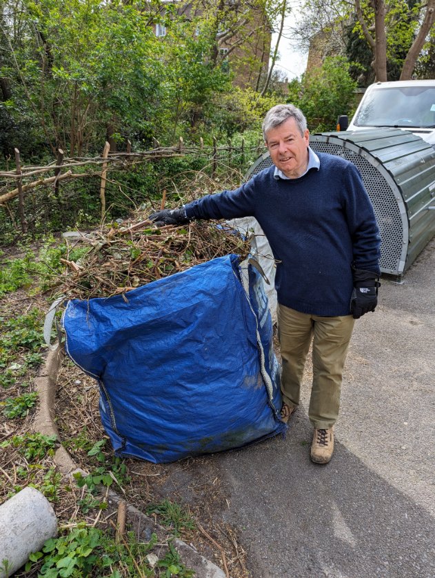 Amazing teamwork from our members today who did the final tidy up after the hedge laying, added to the dead hedge, started chopping the alexanders and created a fungal superhighway in #dkhwood. All volunteers! Want to join in? #volunteers #se5 #se22 #camberwell
