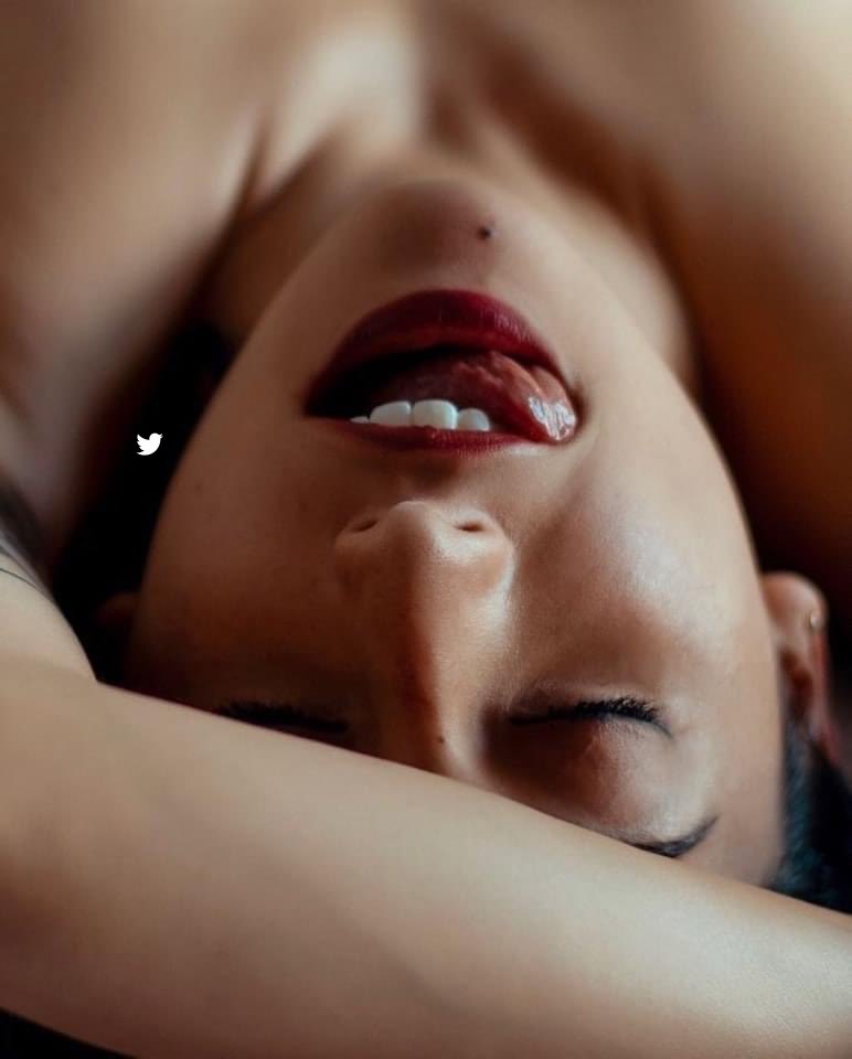 Sin desviar por un instante la mirada, voy a devorar tu carne. 
como mejor te place.

#EroTuits
#LetrasAlViento