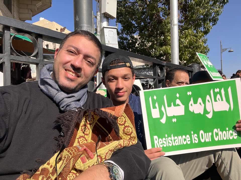 الدكتور مهندس المعدات الطبية "عثمان الصمادي" من الجامعة الهاشمية يتجه نحو قطاع غزة لإنقاذ جهاز التصوير الطبقي الوحيد في غزة، حيث أخذ قطعة من الأردن ليزرعها في جهاز التصوير في المستشفى الأوروبي في خانيونس.