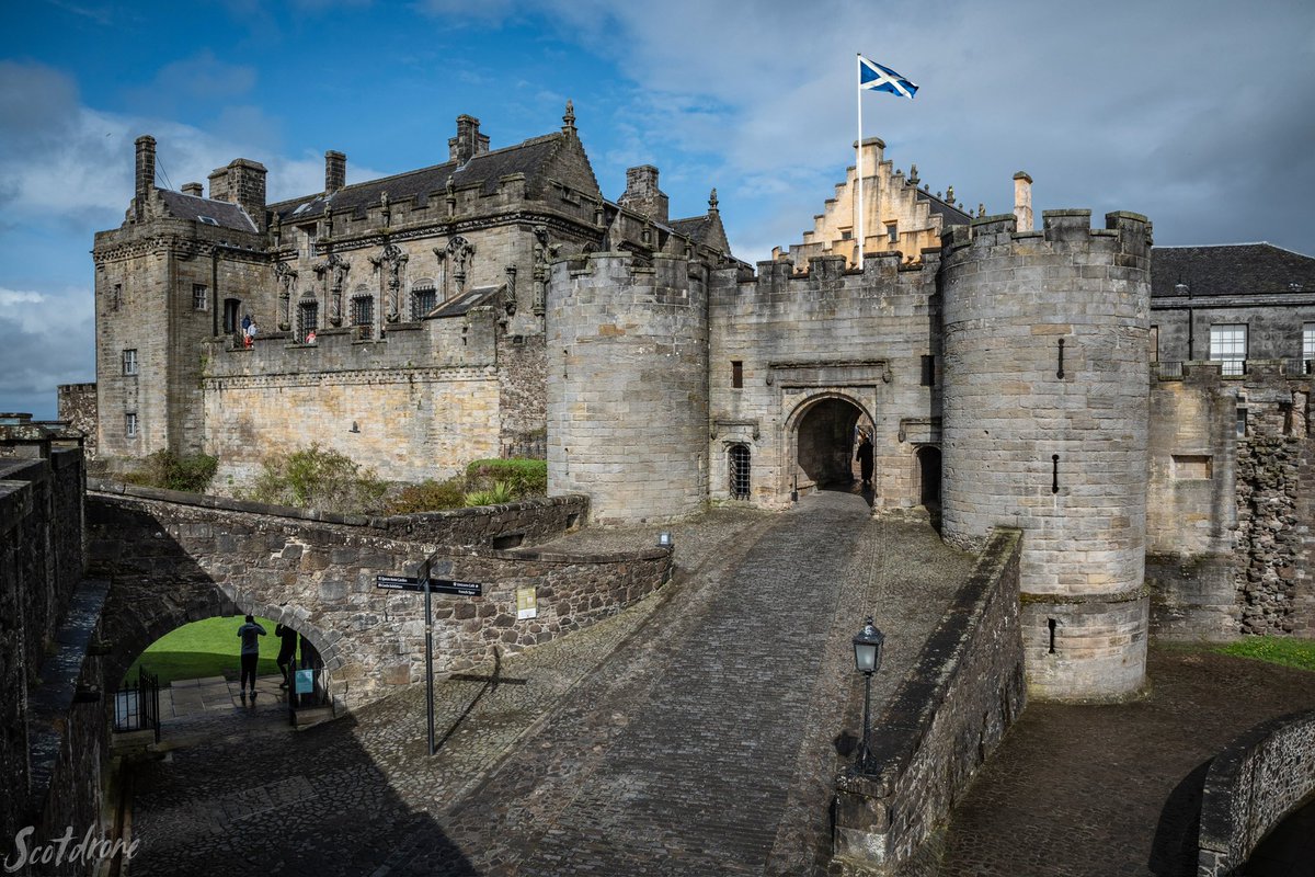 Looking towards the inner gatehouse entrance to Stirling Castle this morning 😊🏴󠁧󠁢󠁳󠁣󠁴󠁿 #stirling #castle #historic #visitstirling #scotland #visitscotland