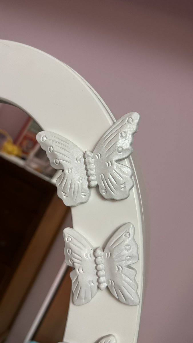 sandraageo3E's tweet photo. Pasando el finde en mi casa antes de salir y hacerme una foto en el espejo me di cuenta que las mariposas que lo decoran son semejantes!🦋🪞 #didgeometria3E #semejanzas3E https://t.co/2tA24SFIWA