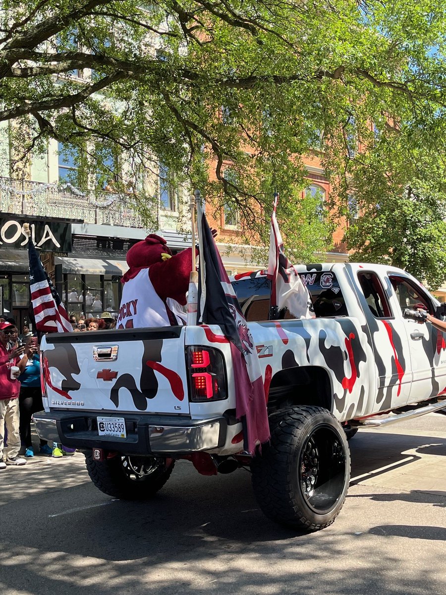 uofsccosw's tweet photo. We weren't about to miss the giant @uofsc party in downtown @columbiasc - celebrating @GamecockWBB and their national championship! 🎇🏀🏆 #SocialWorkGamecocks https://t.co/A4TTuKSEZl