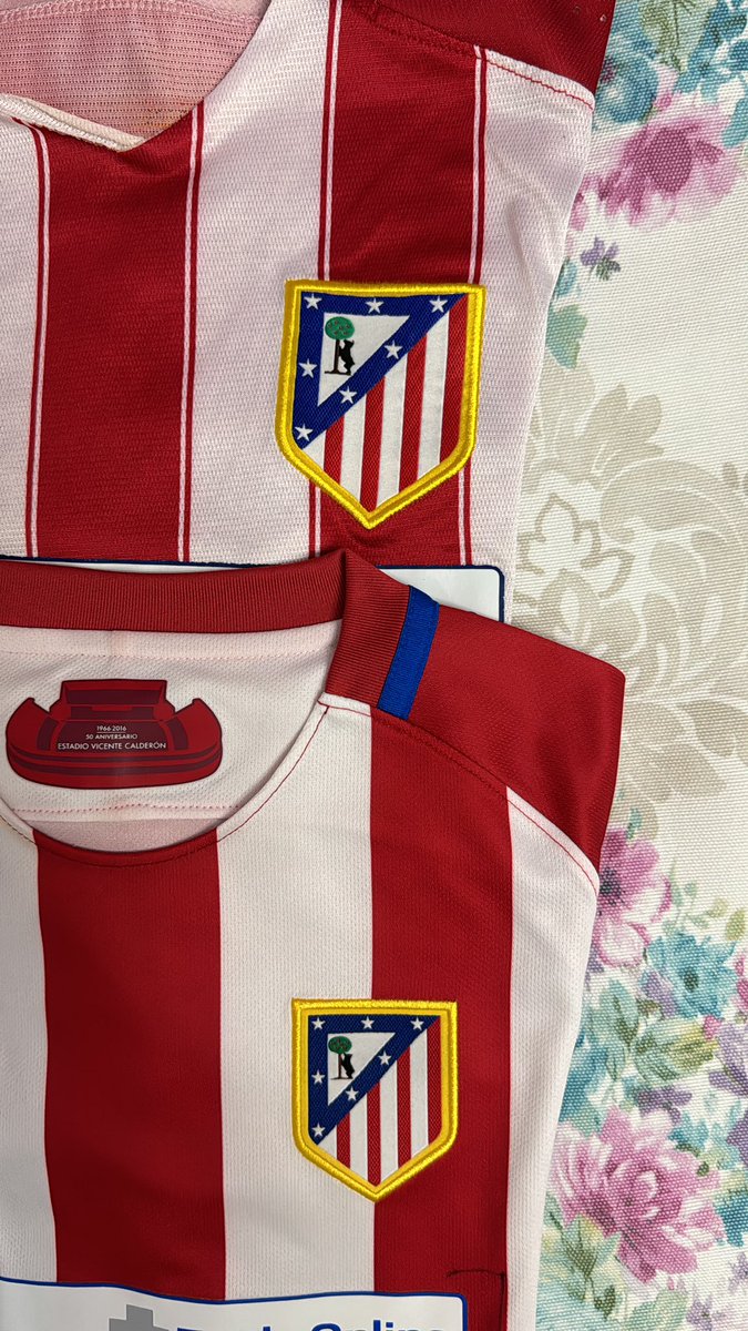 sandraageo3E's tweet photo. Un partido de fútbol no se puede ver sin la camiseta puesta! El otro día para ver el partido de champions mientras decidía qué camiseta ponerme me di cuenta que los escudos son semejantes! ⚽️‼️ #didgeometria3E #semejanzas3E https://t.co/ivjmdsMXrw