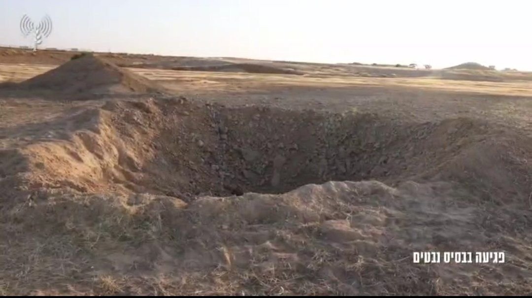 Ejercito judio muestra un 'FALSO CRATER' de un misil balistico iraní.  Puedes ver el montículo de tierra., y en video, el proceso.

Vista satelital foto real de parte de la pista bombardeado.

Terrible los israelitas...venderian a sus madres! 

twitter.com/i/status/17795…