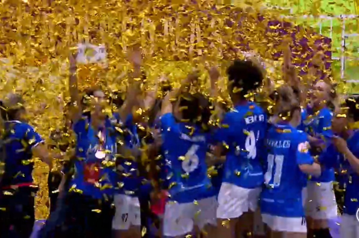 MELISTAR FS - Melilla Ciudad del Deporte (@melistar_fs) on Twitter photo ENHORABUENA CAMPEONAS!!!
<a href="/TorreblancaFS1/">Melilla Ciudad del Deporte Torreblanca C.F</a> gana su primer título nacional y estamos seguros que quedan muchos a partir de ahora por llegar.
Emoción por ellas, por ver al presi celebrarlo con su hija, y por todo el trabajo que vivimos día a día con ellas en el pabellón.
A celebrar! ENHORABUENA CAMPEONAS!!!
<a href="/TorreblancaFS1/">Melilla Ciudad del Deporte Torreblanca C.F</a> gana su primer título nacional y estamos seguros que quedan muchos a partir de ahora por llegar.
Emoción por ellas, por ver al presi celebrarlo con su hija, y por todo el trabajo que vivimos día a día con ellas en el pabellón.
A celebrar!