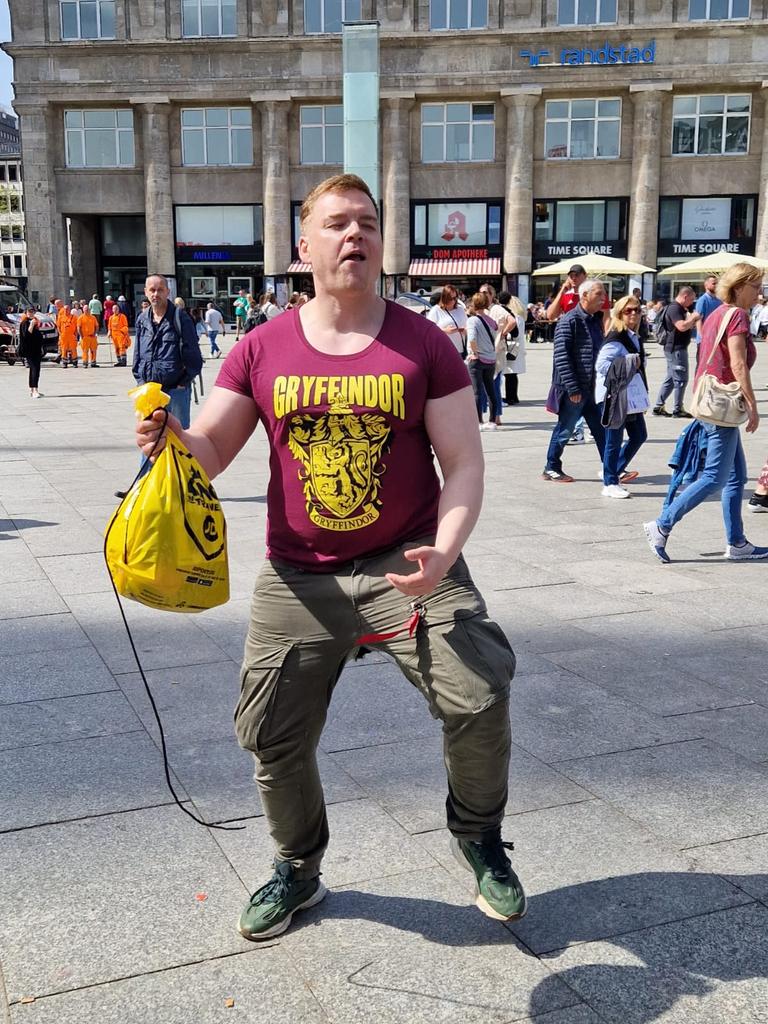 Zuerst ganz Intressiert bei der BPE, danach provozierend beim Gegenprotest. #k1304