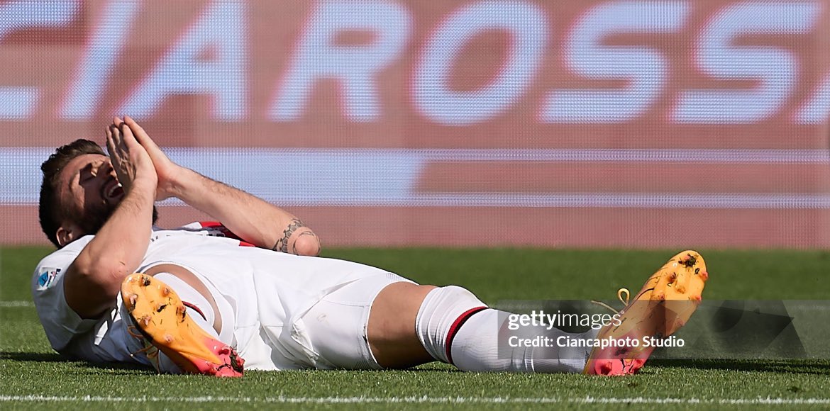 He knows what your aiming for 🥚🥚, he‘s praying that you won’t kick them too hard😮‍💨🍳🍳