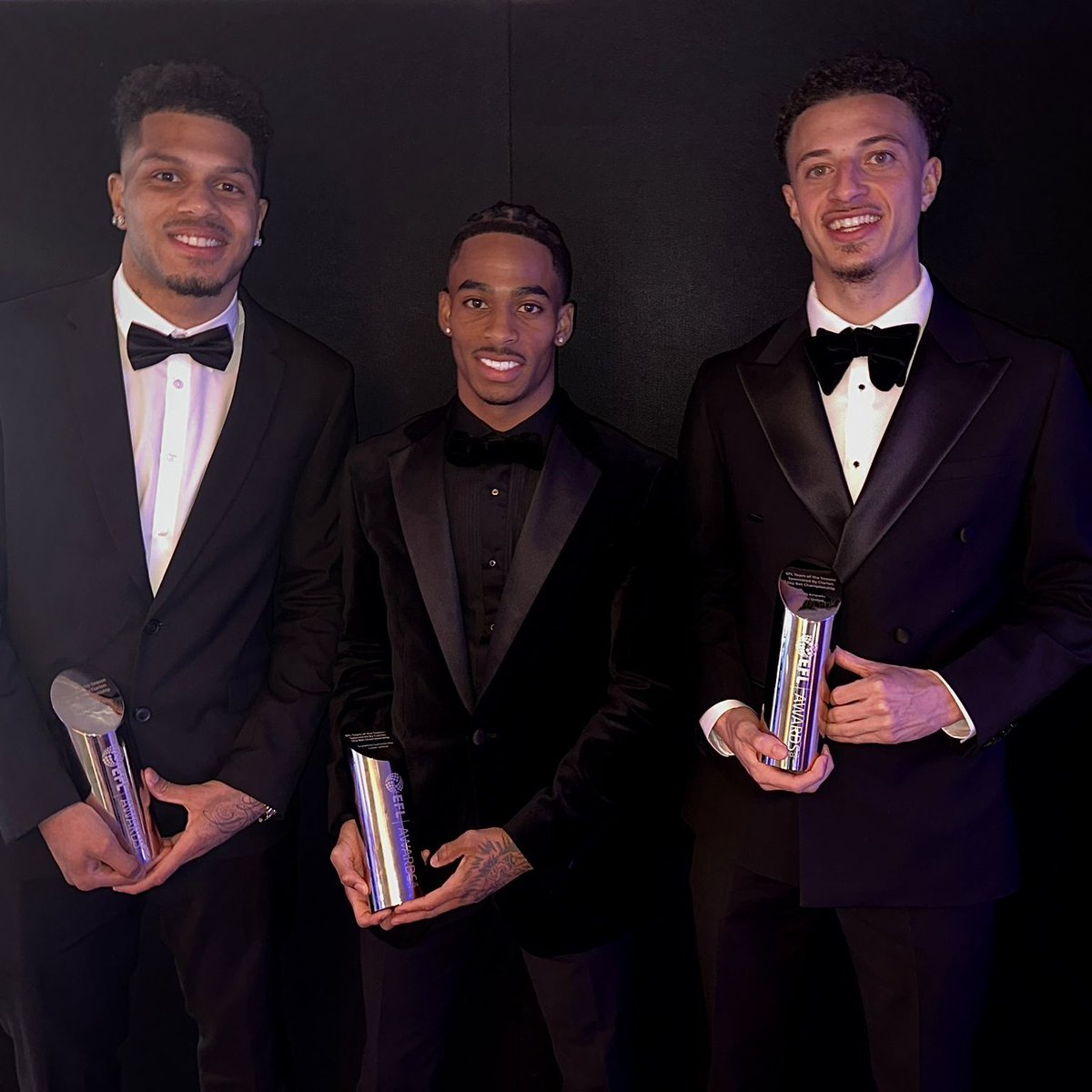 Leeds United Championship awards at the #EFLAwards: 

Young player - Archie Gray
Apprentice - Archie Gray
Team of the season - Ethan Ampadu, Crysencio Summerville and Georginio Rutter
Player - Crysencio Summerville

Awards everywhere. Just need to finish the job now.

#LUFC