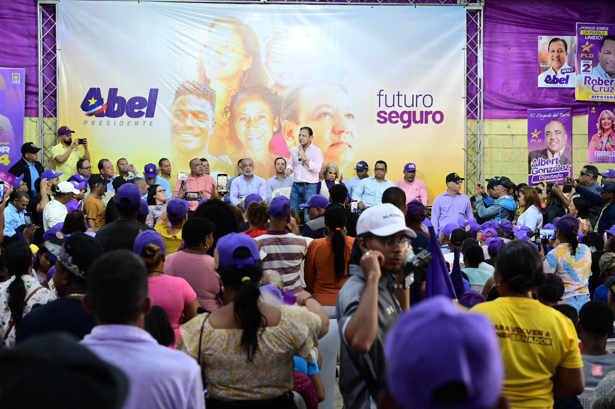 AbelMartinezD's tweet photo. #AbelEnBonao

Hoy hemos acudido a Monseñor Nouel, una provincia donde, como en casi todo el país, la delincuencia ha tomado las calles, la comida está por las nubes, el comercio está paralizado y el desempleo sigue creciendo.

Lo que necesitamos ahora es la energía de todos, el compromiso de todos los militantes y simpatizantes del PLD, de los más jóvenes y de los más veteranos. 

Vamos a ponernos a trabajar, como siempre hemos hecho, y yo les aseguro que el 19 de mayo, más de uno se va a llevar una sorpresa… ¡Porque al PRM lo vamos a sacar!

#AbelPresidente #FuturoSeguro