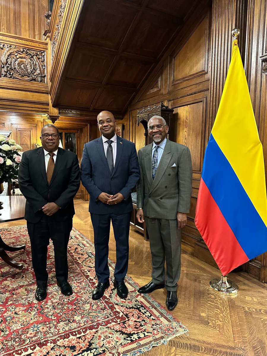 LuisGMurillo's tweet photo. Sostuvimos una muy productiva jornada en Washington,DC con funcionarios del Gobierno de los Estados Unidos y con Congresistas, Senadores y Representantes a la Cámara. Este fue un abordaje bipartidista de conversaciones tanto con Demócratas como  con Republicanos, con varios de ell@s tenemos una relación cordial desde hace años. 

Cabe destacar que continúa el respaldo bipartidista a Colombia. La relación sigue en un buen momento y es necesario agradecer el trabajo del equipo de la Misión de nuestro país en EEUU, tanto de servidores públicos en funciones en el exterior, como de  l@s funcionari@d de carrera diplomática.