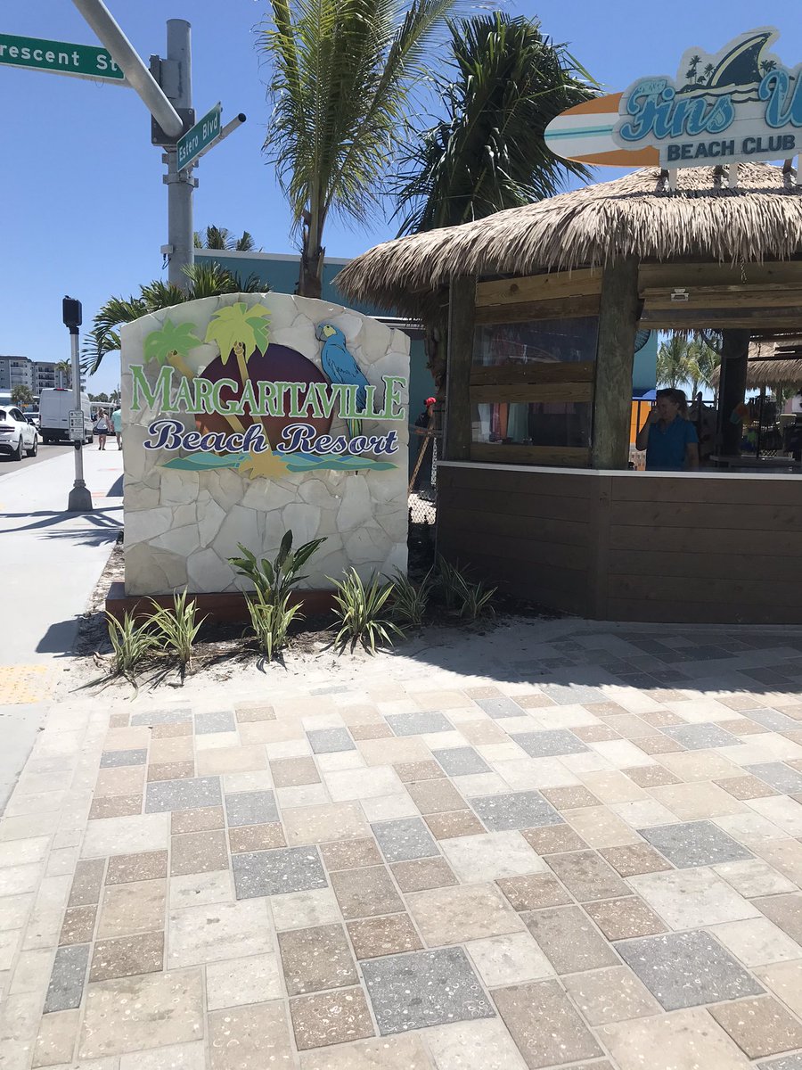 Had lunch on the beach today. Wish I could buy all my peeps a drink. 🥤🧋🍺🍻🥂🍷🥃🍸🧉🍾 I’m sending love from Margaritaville!😘😘😘😘😘😘😘