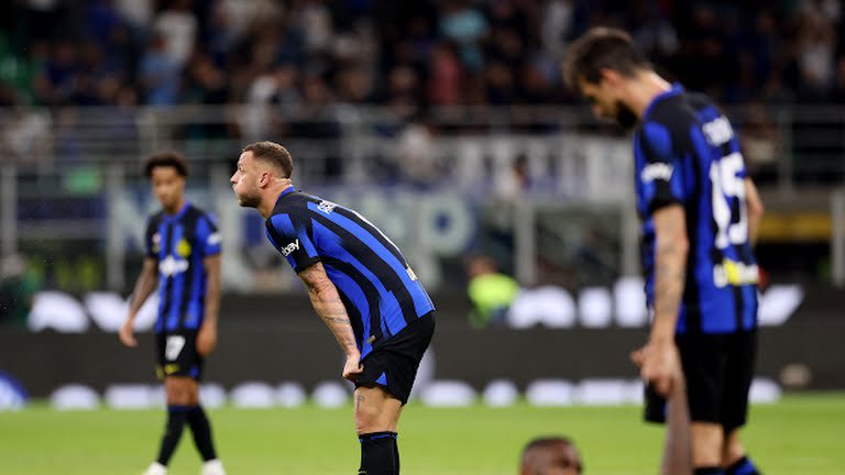 pisto_gol's tweet photo. L’#Inter segna due volte e subisce due volte: in casa gli era già successo con #Sassuolo e #Bologna, il #Cagliari per 2 volte la rimonta e porta via un punto da #SanSiro. Dopo il vantaggio realizzato da #Thuram ( assist di un ottimo #ASanchez) la capolista controlla gioco e possesso palla, senza però essere troppo pericolosa, e con una fiammata di #Shomurodov il #Cagliari fa 1:1. Un mani di #Mina su colpo di testa di #Frattesi viene punito con il rigore che #Calhanoglu trasforma per il 2:1. Quando la gara si avvia alla conclusione i rossoblu trovano il 2:2 con #Viola, servito da un assist di braccio di #Lapadula ignorato da #Fourneau e dal VAR #DiBello, e ancora #Viola di testa spreca il gol del 2:3. Finisce con un pari che carica il derby di grandi aspettative