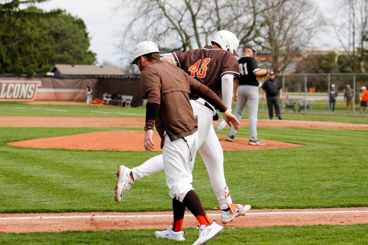 A walk off for @BGSU_Baseball to stay perfect in the MAC and perfect at home!

#AyZiggy