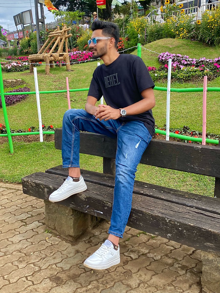 basith_26's tweet photo. We’re under the same sky with different thoughts. #nuwaraeliya #lka 📍 https://t.co/S8ZUKAfEPX